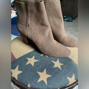 DKNY Faux Snake Skin Brown and gold Boots NWOT Size 7/7.5